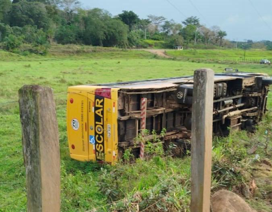 Maraú: Ônibus escolar com jogadores amadores sofre acidente em Piabanha